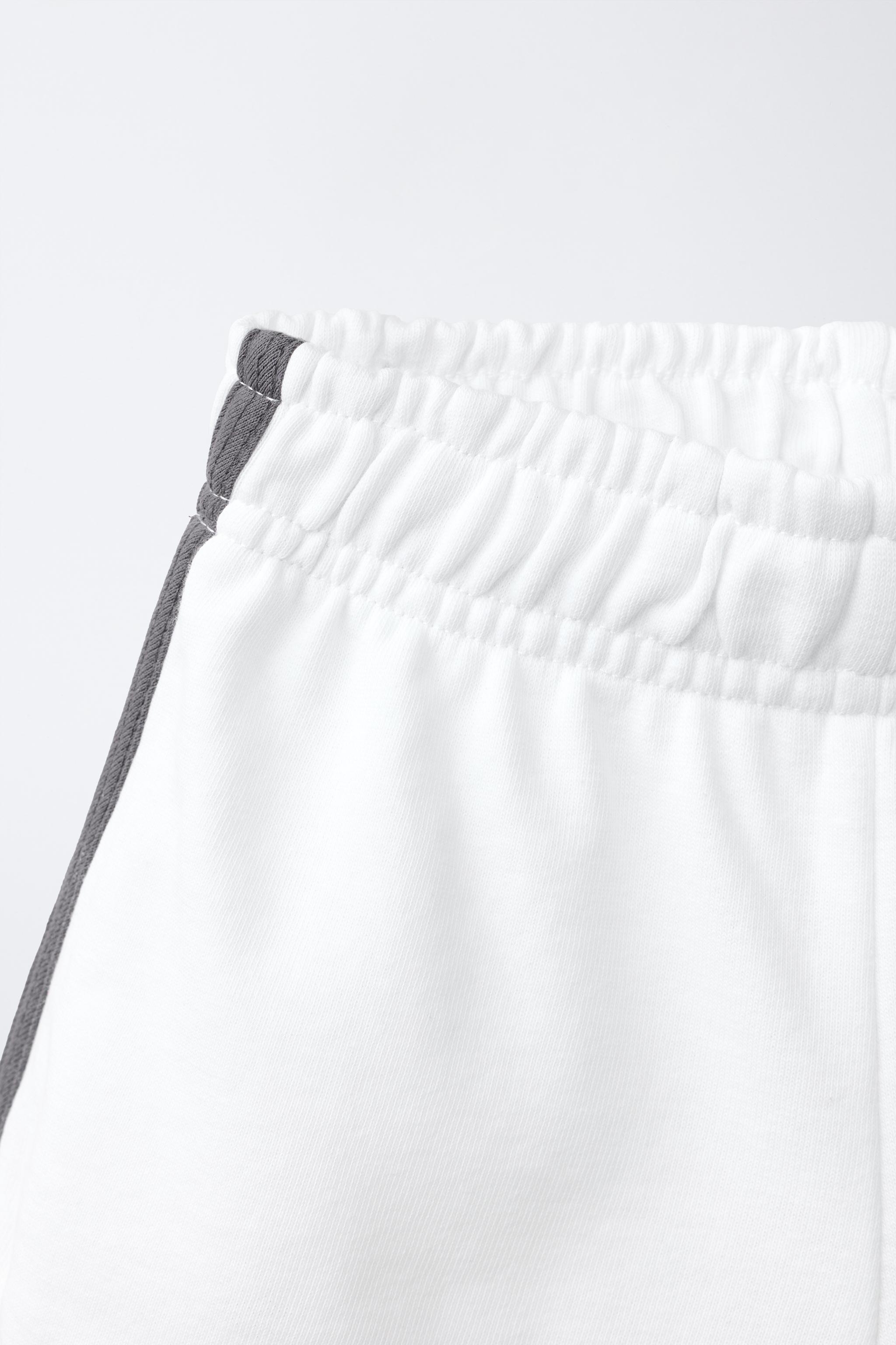 SHORT À INSCRIPTION ET CONTRASTE